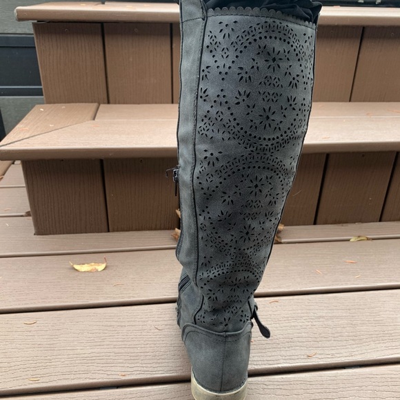 Women’s grey boots. - Picture 3 of 5